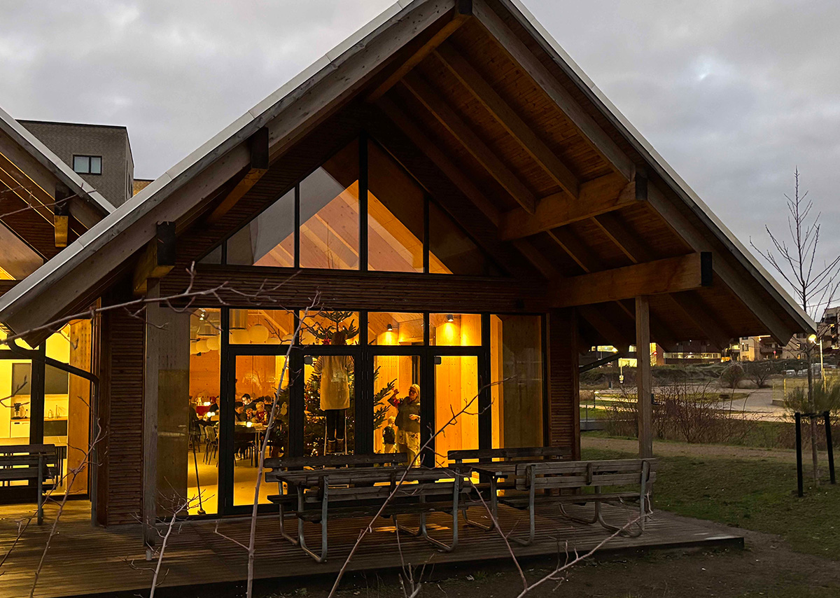 Kvarterhuset med lys i mørket