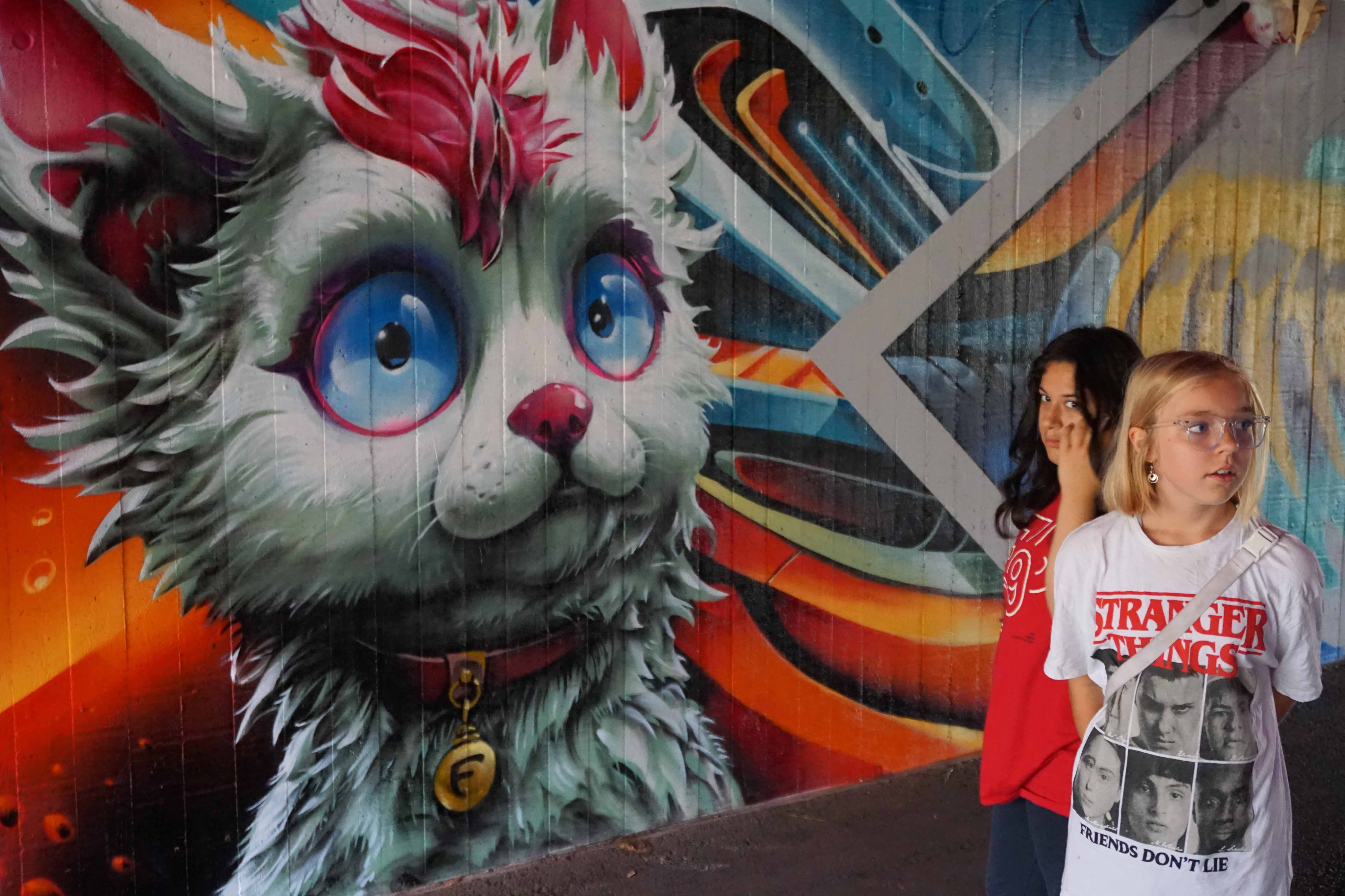 Piger og kat i tunnel